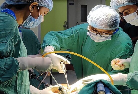 Jamshedpur mgm hospital difficult surgery : एमजीएम अस्पताल में जटिल एयरवे केस में डॉक्टरों को मिली सफलता, फाइबर ऑप्टिक तकनीक से की गई महिला की सफल सर्जरी Jamshedpur mgm hospital difficult surgery : एमजीएम अस्पताल में जटिल एयरवे केस में डॉक्टरों को मिली सफलता, फाइबर ऑप्टिक तकनीक से की गई महिला की सफल सर्जरी