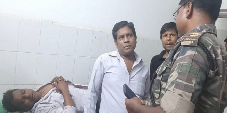 Jamshedpur rural magic driver assaulted : पटमदा के बेलटांड़ मोड़ पर मैजिक वाहन चालक से मारपीट, भाड़ा मांगने पर जख्मी कर रुपये व अहम दस्तावेज भी छीने, पीड़ित के बयान पर प्राथमिकी दर्ज कर जांच में जुटी पुलिस Jamshedpur rural magic driver assaulted : पटमदा के बेलटांड़ मोड़ पर मैजिक वाहन चालक से मारपीट, भाड़ा मांगने पर जख्मी कर रुपये व अहम दस्तावेज भी छीने, पीड़ित के बयान पर प्राथमिकी दर्ज कर जांच में जुटी पुलिस