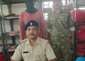 Jamshedpur rural youth arrested with brown sugar : जादूगोड़ा पुलिस को नशा के विरुद्ध अभियान में बड़ी सफलता, 15 पुड़िया ब्राउन शुगर के साथ युवक गिरफ्तार Jamshedpur rural youth arrested with brown sugar : जादूगोड़ा पुलिस को नशा के विरुद्ध अभियान में बड़ी सफलता, 15 पुड़िया ब्राउन शुगर के साथ युवक गिरफ्तार