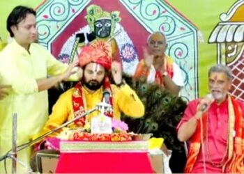 Jharkhand lohardaga bhagwat katha : लोहरदगा में श्रीमद्भागवत कथा के ब्यास अच्युत प्रपन्नाचार्य का हुआ भव्य अभिनंदन, कथा ज्ञान यज्ञ में श्रद्धालुओं की उमड़ रही भारी भीड़ Jharkhand lohardaga bhagwat katha : लोहरदगा में श्रीमद्भागवत कथा के ब्यास अच्युत प्रपन्नाचार्य का हुआ भव्य अभिनंदन, कथा ज्ञान यज्ञ में श्रद्धालुओं की उमड़ रही भारी भीड़