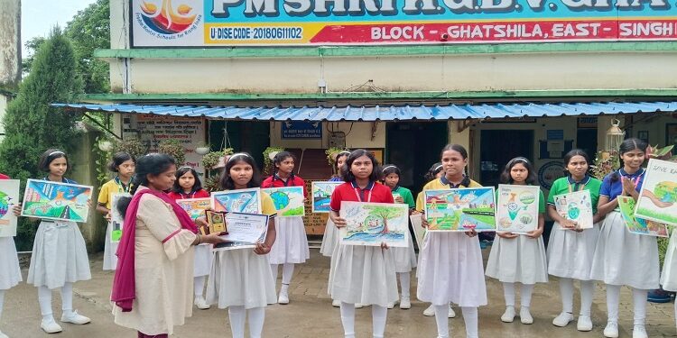 Jamshedpur rural school painting competition : गालूडीह बराज केजीबीवी की छात्राओं ने रंगों के जरिए दिया पृथ्वी बचाने का संदेश, विद्यालय में विकसित भारत पर आयोजित प्रतियोगिता में 40 छात्राएं हुईं शामिल Jamshedpur rural school painting competition : गालूडीह बराज केजीबीवी की छात्राओं ने रंगों के जरिए दिया पृथ्वी बचाने का संदेश, विद्यालय में विकसित भारत पर आयोजित प्रतियोगिता में 40 छात्राएं हुईं शामिल