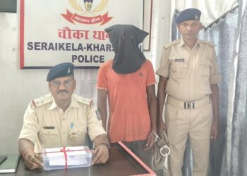 Chandil accused of electrocution arrested : खेत में बिजली के तार की चपेट में आने से वृद्ध की मौत, खेत में बिजली का तार लगाने का आरोपी गया जेल Chandil accused of electrocution arrested : खेत में बिजली के तार की चपेट में आने से वृद्ध की मौत, खेत में बिजली का तार लगाने का आरोपी गया जेल