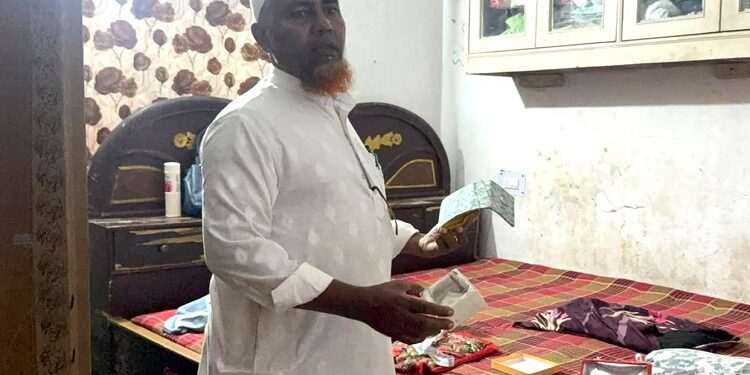 Saraikela theft : मरीज को देखने जहानाबाद निकला परिवार, पीछे से घर में घुस गए चोर, ढाई लाख के जेवरात और नगदी पर हाथ किया साफ Saraikela theft : मरीज को देखने जहानाबाद निकला परिवार, पीछे से घर में घुस गए चोर, ढाई लाख के जेवरात और नगदी पर हाथ किया साफ