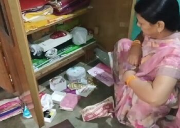 Adityapur theft : गम्हरिया के हर में हैरान करनेवाली चोरी की घटना आई सामने, घर में सोता रहा पूरा परिवार, पांच फोन व नगद उड़ा ले गए अज्ञात चोर Adityapur theft : गम्हरिया के हर में हैरान करनेवाली चोरी की घटना आई सामने, घर में सोता रहा पूरा परिवार, पांच फोन व नगद उड़ा ले गए अज्ञात चोर