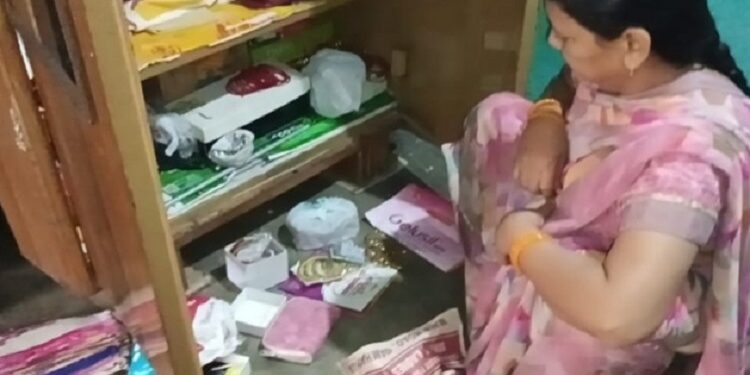 Adityapur theft : गम्हरिया के हर में हैरान करनेवाली चोरी की घटना आई सामने, घर में सोता रहा पूरा परिवार, पांच फोन व नगद उड़ा ले गए अज्ञात चोर Adityapur theft : गम्हरिया के हर में हैरान करनेवाली चोरी की घटना आई सामने, घर में सोता रहा पूरा परिवार, पांच फोन व नगद उड़ा ले गए अज्ञात चोर
