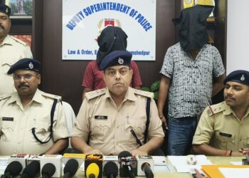 Jamshedpur two arrested with illegal wine : बागबेड़ा पुलिस ने जगन्नाथपुर मोड़ के पास 330 लीटर अवैध महुआ शराब के साथ दो को पकड़ा, कार की डिक्की से मिली शराब, सिदगोड़ा ले जाने की थी तैयारी Jamshedpur two arrested with illegal wine : बागबेड़ा पुलिस ने जगन्नाथपुर मोड़ के पास 330 लीटर अवैध महुआ शराब के साथ दो को पकड़ा, कार की डिक्की से मिली शराब, सिदगोड़ा ले जाने की थी तैयारी
