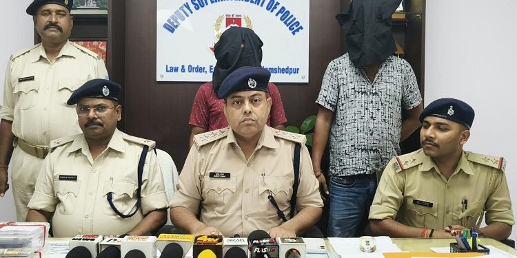 Jamshedpur two arrested with illegal wine : बागबेड़ा पुलिस ने जगन्नाथपुर मोड़ के पास 330 लीटर अवैध महुआ शराब के साथ  दो को पकड़ा, कार की डिक्की से मिली शराब, सिदगोड़ा ले जाने की थी तैयारी