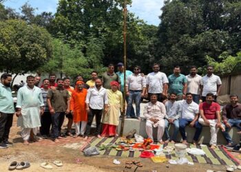 Jamshedpur durgapuja  bhumi pujan : बागबेड़ा बड़ौदा घाट आदर्श सोसाइटी में दुर्गा पूजा के लिए हुआ भूमि पूजन, पं सुकुमार भट्टाचार्य ने संपन्न कराई पूजा