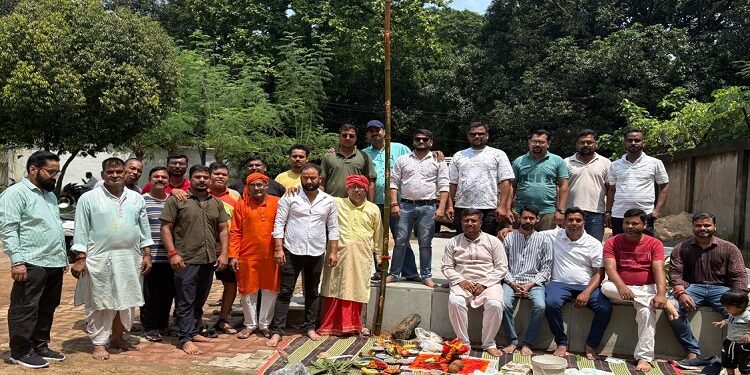 Jamshedpur durgapuja  bhumi pujan : बागबेड़ा बड़ौदा घाट आदर्श सोसाइटी में दुर्गा पूजा के लिए हुआ भूमि पूजन, पं सुकुमार भट्टाचार्य ने संपन्न कराई पूजा