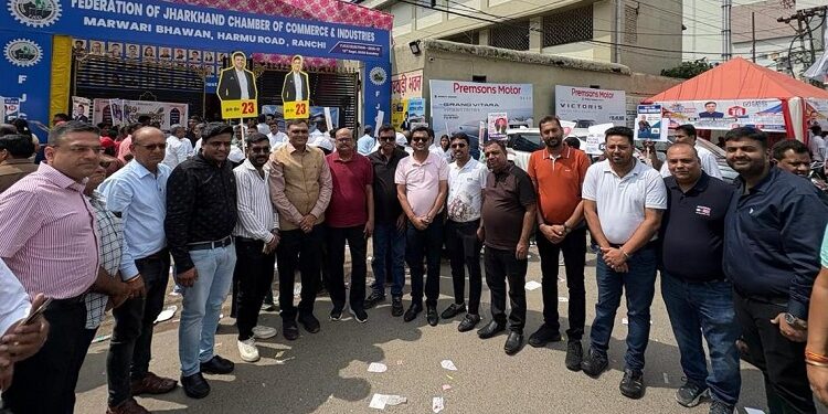 Jamshedpur fjcci election : एफजेसीसीआइ चुनाव में दिखी कोल्हान की एकजुट ताकत, रांची में गूंजा कोल्हान की व्यापारिक एकता का संदेश, विजय आनंद मूनका के नेतृत्व में उमड़ा 40-50 व्यापारियों का कारवां Jamshedpur fjcci election : एफजेसीसीआइ चुनाव में दिखी कोल्हान की एकजुट ताकत, रांची में गूंजा कोल्हान की व्यापारिक एकता का संदेश, विजय आनंद मूनका के नेतृत्व में उमड़ा 40-50 व्यापारियों का कारवां