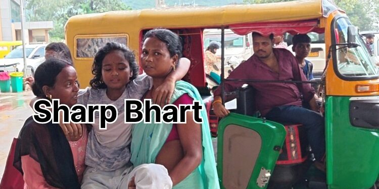 Jamshedpur mgm hospital lacking stretcher & wheelchair : एमजीएम अस्पताल में मरीजों को इमरजेंसी तक ले जाने के लिए स्ट्रेचर या व्हीलचेयर नहीं, परिजनों को टांग कर इमरजेंसी तक पहुंचाना पड़ा मरीज को Jamshedpur mgm hospital lacking stretcher & wheelchair : एमजीएम अस्पताल में मरीजों को इमरजेंसी तक ले जाने के लिए स्ट्रेचर या व्हीलचेयर नहीं, परिजनों को टांग कर इमरजेंसी तक पहुंचाना पड़ा मरीज को