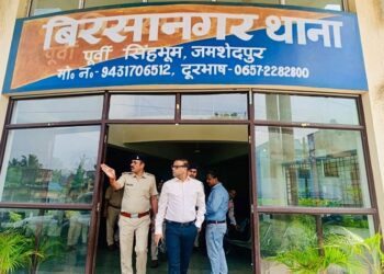 Jamshedpur birsanagar ps inspection : जमशेदपुर एसएसपी ने किया बिरसानगर थाने का औचक निरीक्षण, थाना के पुलिस कर्मियों के काम का लिया जायजा, दिये निर्देश