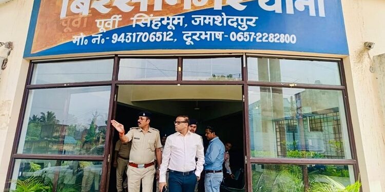 Jamshedpur birsanagar ps inspection : जमशेदपुर एसएसपी ने किया बिरसानगर थाने का औचक निरीक्षण, थाना के पुलिस कर्मियों के काम का लिया जायजा, दिये निर्देश