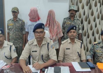 West singhbhum two arrested in loot case : मनोहरपुर में हथियार के बल पर लूट व गोली चालन के दो आरोपी गिरफ्तार, पुलिस ने लूट में प्रयुक्त पिस्टल, मैगजीन, जिंदा कारतूस किये बरामद,