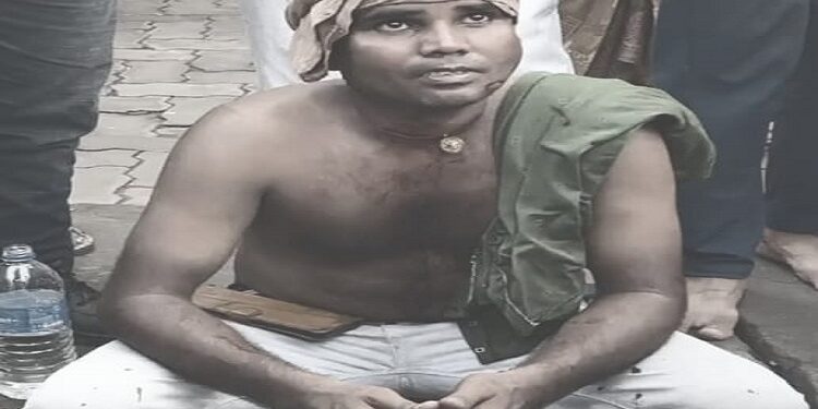 Jamshedpur truck driver attacked : जेम्को चौक के पास ट्रक चालक पर चाकू से हमला, जबड़े और गले में लगी चोट, टेल्को पुलिस कर रही मामले की जांच Jamshedpur truck driver attacked : जेम्को चौक के पास ट्रक चालक पर चाकू से हमला, जबड़े और गले में लगी चोट, टेल्को पुलिस कर रही मामले की जांच