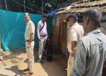 Jamshedpur rural theft : गालूडीह के चोड़िन्दा में तीन घरों से दो लाख के गहने चोरी, झुमुर कार्यक्रम देखने गए थे तीनों परिवार, पुलिस मामले की जांच में जुटी Jamshedpur rural theft : गालूडीह के चोड़िन्दा में तीन घरों से दो लाख के गहने चोरी, झुमुर कार्यक्रम देखने गए थे तीनों परिवार, पुलिस मामले की जांच में जुटी