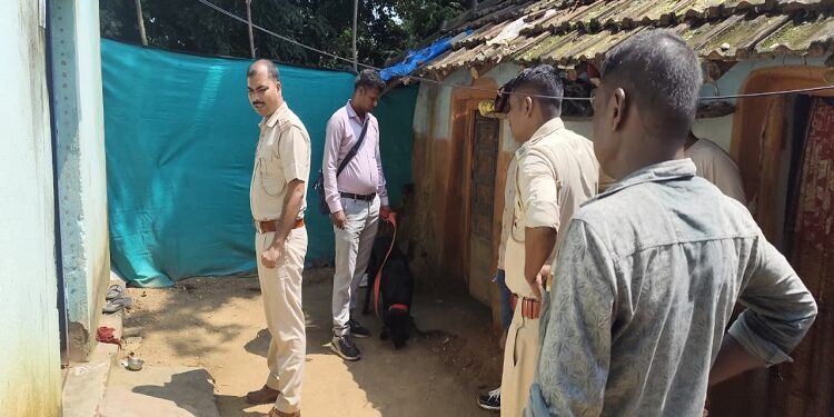Jamshedpur rural theft : गालूडीह के चोड़िन्दा में तीन घरों से दो लाख के गहने चोरी, झुमुर कार्यक्रम देखने गए थे तीनों परिवार, पुलिस मामले की जांच में जुटी Jamshedpur rural theft : गालूडीह के चोड़िन्दा में तीन घरों से दो लाख के गहने चोरी, झुमुर कार्यक्रम देखने गए थे तीनों परिवार, पुलिस मामले की जांच में जुटी
