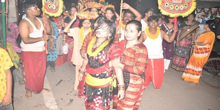 Jamshedpur karama ekadashi : बालू कुड़ाई व कलश स्थापना के साथ करमा एकादशी व्रत की हुई शुरुआत, मांदल की थाप पर नदी से जल भर कर लाईं महिलाएं Jamshedpur karama ekadashi : बालू कुड़ाई व कलश स्थापना के साथ करमा एकादशी व्रत की हुई शुरुआत, मांदल की थाप पर नदी से जल भर कर लाईं महिलाएं