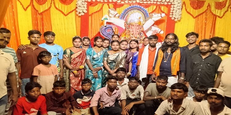 Jamshedpur ganesh puja visarjan : जमशेदपुर में विधि-विधान से पूजा-अर्चना के बाद भगवान गणेश की हुई भव्य विदाई, हुरलुंग डांगर कुली कमेटी ने हर्षोल्लास के साथ निकाला विसर्जन जुलूस Jamshedpur ganesh puja visarjan : जमशेदपुर में विधि-विधान से पूजा-अर्चना के बाद भगवान गणेश की हुई भव्य विदाई, हुरलुंग डांगर कुली कमेटी ने हर्षोल्लास के साथ निकाला विसर्जन जुलूस