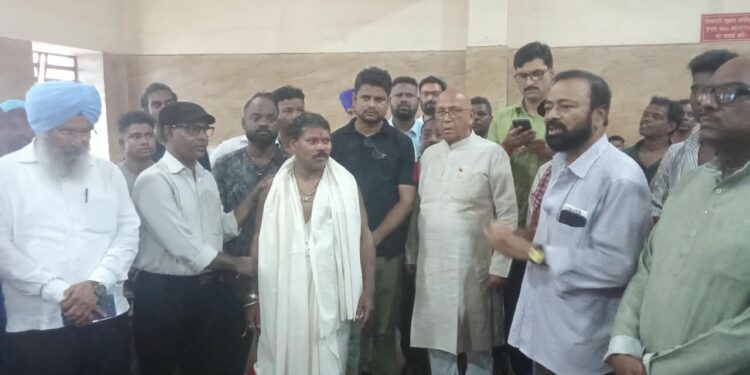 Jamshedpur mukhi samaj : मुखी समाज विकास समिति के प्रदेश अध्यक्ष भास्कर मुखी की धर्मपत्नी शीला देवी का निधन, शोकसभा एवं अंतिम यात्रा में उमड़ा जनसमूह, विधायक सरयू राय समेत कई नेता पहुंचे