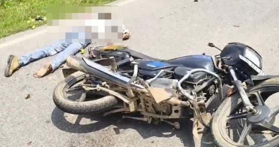 Saraikela accident : सरायकेला में अज्ञात वाहन की चपेट में आने से युवक की मौत, पिता को मामा के घर छोड़कर लौट रहा था घर Saraikela accident : सरायकेला में अज्ञात वाहन की चपेट में आने से युवक की मौत, पिता को मामा के घर छोड़कर लौट रहा था घर