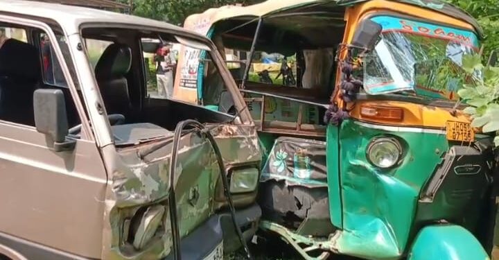 jamshedpur accident-टेल्को में सड़क हादसा, स्कूली वैन व ऑटो में टक्कर, दो महिलाएं घायल, सुरक्षा को लेकर उठाए सवाल, देखिए video jamshedpur accident-टेल्को में सड़क हादसा, स्कूली वैन व ऑटो में टक्कर, दो महिलाएं घायल, सुरक्षा को लेकर उठाए सवाल, देखिए video