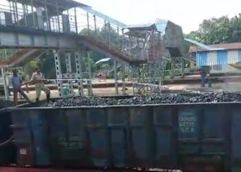 jamshedpur rural- चाकुलिया स्टेशन पर कोयला लदी मालगाड़ी में सुलगती आग पर रेल कर्मियों ने पाया काबू,बड़ा हादसा टला