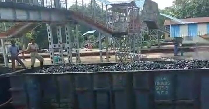 jamshedpur rural- चाकुलिया स्टेशन पर कोयला लदी मालगाड़ी में सुलगती आग पर रेल कर्मियों ने पाया काबू,बड़ा हादसा टला jamshedpur rural- चाकुलिया स्टेशन पर कोयला लदी मालगाड़ी में सुलगती आग पर रेल कर्मियों ने पाया काबू,बड़ा हादसा टला