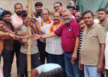 Jamshedpur durga puja : बिष्टुपुर जी टाउन दुर्गा पूजा को लेकर हुआ भूमि पूजन, कोलकाता से आये कारिगर बनायेंगे भव्य पंडाल