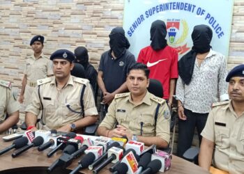 jamshedpur police success- मानगो पुलिस को मिली सफलता, महिला को बंधक बनाने व मारपीट कर जेवरात लूटने के मामले में चार गिरफ्तार, 20 ग्राम सोना बरामद, देखिए video