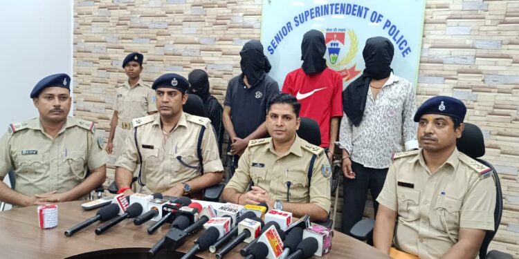 jamshedpur police success- मानगो पुलिस को मिली सफलता, महिला को बंधक बनाने व मारपीट कर जेवरात लूटने के मामले में चार गिरफ्तार, 20 ग्राम सोना बरामद, देखिए video