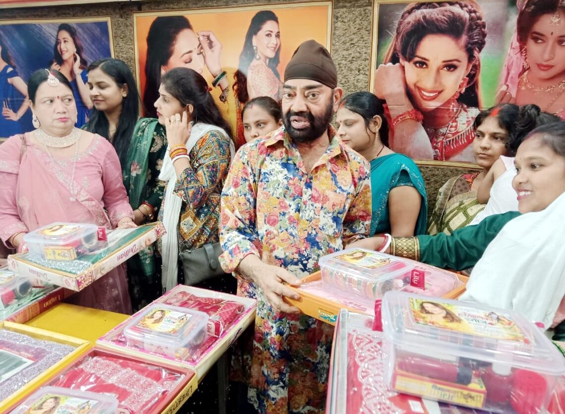 jamshedpur social worker pappu sardar-हरतालिका तीज पर समाजसेवी पप्पू सरदार ने जरूरतमंद महिलाओं को बांटे सुहागन के उपहार