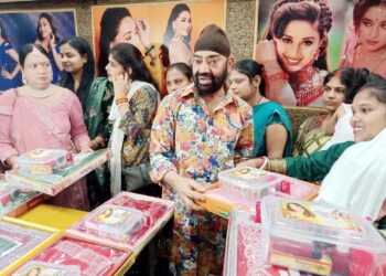 jamshedpur social worker pappu sardar-हरतालिका तीज पर समाजसेवी पप्पू सरदार ने जरूरतमंद महिलाओं को बांटे सुहागन के उपहार