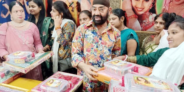jamshedpur social worker pappu sardar-हरतालिका तीज पर समाजसेवी पप्पू सरदार ने जरूरतमंद महिलाओं को बांटे सुहागन के उपहार jamshedpur social worker pappu sardar-हरतालिका तीज पर समाजसेवी पप्पू सरदार ने जरूरतमंद महिलाओं को बांटे सुहागन के उपहार