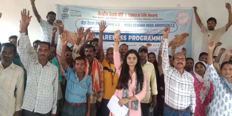 west singhbhum goilkera training- गोईलकेरा में किसानों को मिला तसर रेशम उत्पादन का प्रशिक्षण, 40 किसानों ने लिया भाग, आधुनिक तकनीक से तसर उत्पादन पर दिया गया जोर