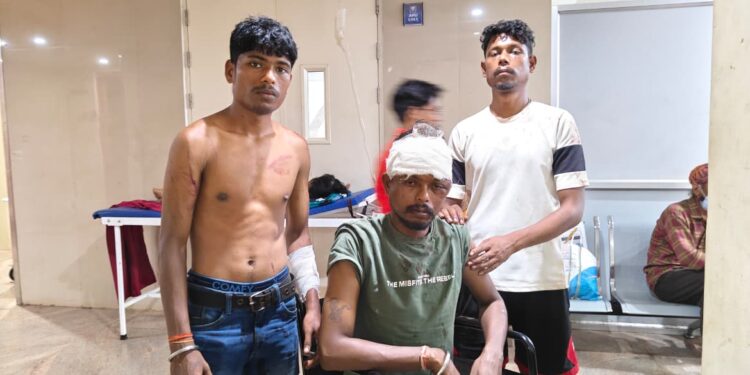 jamshedpur clash- बिरसानगर में पुराने विवाद को लेकर तीन भाइयों को मारपीट कर किया घायल, रुपये व चेन छीनने का आरोप, मामला दर्ज, पुलिस मामले की जांच में जुटी jamshedpur clash- बिरसानगर में पुराने विवाद को लेकर तीन भाइयों को मारपीट कर किया घायल, रुपये व चेन छीनने का आरोप, मामला दर्ज, पुलिस मामले की जांच में जुटी