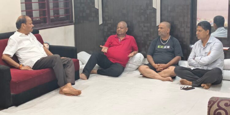 Jamshedpur ex cm raghubar das- व्यवसायी सुरेश अग्रवाल के निधन पर पूर्व मुख्यमंत्री रघुवर दास ने जताया शोक, परिजनों को दी सांत्वना Jamshedpur ex cm raghubar das- व्यवसायी सुरेश अग्रवाल के निधन पर पूर्व मुख्यमंत्री रघुवर दास ने जताया शोक, परिजनों को दी सांत्वना