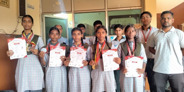 jamshedpur school-गुमला में आयोजित प्रांतीय खेलकूद प्रतियोगिता में सरस्वती शिशु विद्या मंदिर बागबेड़ा के भैया – बहनों ने जीते 7 पदक, वंदना स्थल पर हुए सम्मानित