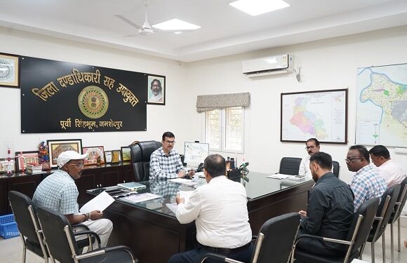 Jamshedpur dc health meeting : जमशेदपुर के उपायुक्त ने की जिला आयुष समिति की बैठक, कदमा के धनवंतरी अस्पताल का जल्द शुरू होगा परिचालन, राष्ट्रीय आयुष मिशन के तहत संचालित योजनाओं के प्रभावी क्रियान्वयन एवं ग्रामीण क्षेत्रों तक आयुष सेवाओं की पहुंच बढ़ाने के दिए निर्देश