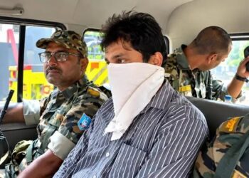 jharkhand acb action-चतरा में एसीबी की कार्रवाई, राजस्व कर्मचारी को रिश्वत लेते रंगे हाथ धर दबोचा