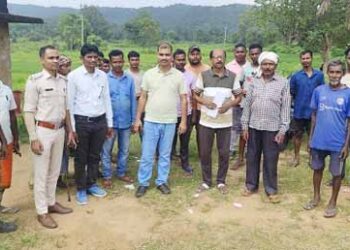 jamshedpur rural-गुड़ाझोर में बिरसा मुंडा की प्रतिमा तोड़े जाने को लेकर ग्रामीणों की हुई बैठक, विक्षिप्त युवक के इलाज की पहल, ग्राम प्रधान समेत प्रशासनिक अधिकारी रहे मौजूद jamshedpur rural-गुड़ाझोर में बिरसा मुंडा की प्रतिमा तोड़े जाने को लेकर ग्रामीणों की हुई बैठक, विक्षिप्त युवक के इलाज की पहल, ग्राम प्रधान समेत प्रशासनिक अधिकारी रहे मौजूद