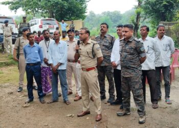 jamshedpur community policing-जमशेदपुर पुलिस ने सामुदायिक पुलिसिंग के तहत छात्र- छात्राओं के बीच पठन-पाठन सामग्री का किया वितरण,सामाजिक कुरीतियों के दुष्परिणामों के प्रति किया जागरूक, आम लोगों से सहयोग की अपील jamshedpur community policing-जमशेदपुर पुलिस ने सामुदायिक पुलिसिंग के तहत छात्र- छात्राओं के बीच पठन-पाठन सामग्री का किया वितरण,सामाजिक कुरीतियों के दुष्परिणामों के प्रति किया जागरूक, आम लोगों से सहयोग की अपील