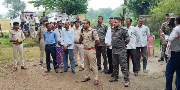 jamshedpur community policing-जमशेदपुर पुलिस ने सामुदायिक पुलिसिंग के तहत छात्र- छात्राओं के बीच पठन-पाठन सामग्री का किया वितरण,सामाजिक कुरीतियों के दुष्परिणामों के प्रति किया जागरूक, आम लोगों से सहयोग की अपील