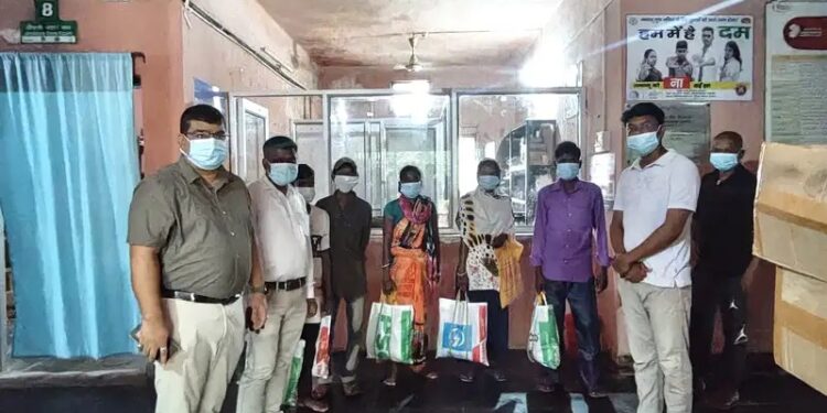 west singhbhum ckp- चक्रधरपुर के एलआरडीसी ने छह टीबी मरीजों को लिया गोद, मरीजों को पोषण किट उपलब्ध कराया