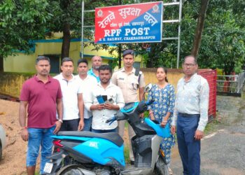 south eastern railway rpf action : आरपीएफ ने चक्रधरपुर रेलवे स्टेशन में चोरी करने वाले को चोरी के तीन मोबाइल के साथ एक व्यक्ति को किया गिरफ्तार, गाड़ी से चाईबासा से चोरी करने चक्रधरपुर जाता था धराया युवक south eastern railway rpf action : आरपीएफ ने चक्रधरपुर रेलवे स्टेशन में चोरी करने वाले को चोरी के तीन मोबाइल के साथ एक व्यक्ति को किया गिरफ्तार, गाड़ी से चाईबासा से चोरी करने चक्रधरपुर जाता था धराया युवक