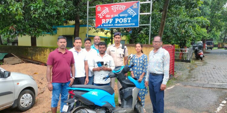 south eastern railway rpf action : आरपीएफ ने चक्रधरपुर रेलवे स्टेशन में चोरी करने वाले को चोरी के तीन मोबाइल के साथ एक व्यक्ति को किया गिरफ्तार, गाड़ी से चाईबासा से चोरी करने चक्रधरपुर जाता था धराया युवक south eastern railway rpf action : आरपीएफ ने चक्रधरपुर रेलवे स्टेशन में चोरी करने वाले को चोरी के तीन मोबाइल के साथ एक व्यक्ति को किया गिरफ्तार, गाड़ी से चाईबासा से चोरी करने चक्रधरपुर जाता था धराया युवक
