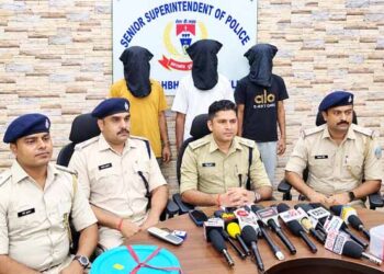 Jamshedpur police action : कदमा चोरी और जानलेवा हमला के दो अलग-अलग मामले में तीन गिरफ्तार, आभूषण सहित 10 लाख के सामान बरामद, देखिए – video