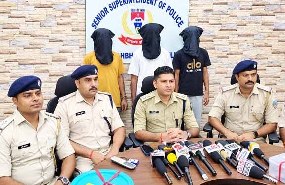 Jamshedpur police action : कदमा चोरी और जानलेवा हमला के दो अलग-अलग मामले में तीन गिरफ्तार, आभूषण सहित 10 लाख के सामान बरामद, देखिए – video Jamshedpur police action : कदमा चोरी और जानलेवा हमला के दो अलग-अलग मामले में तीन गिरफ्तार, आभूषण सहित 10 लाख के सामान बरामद, देखिए – video