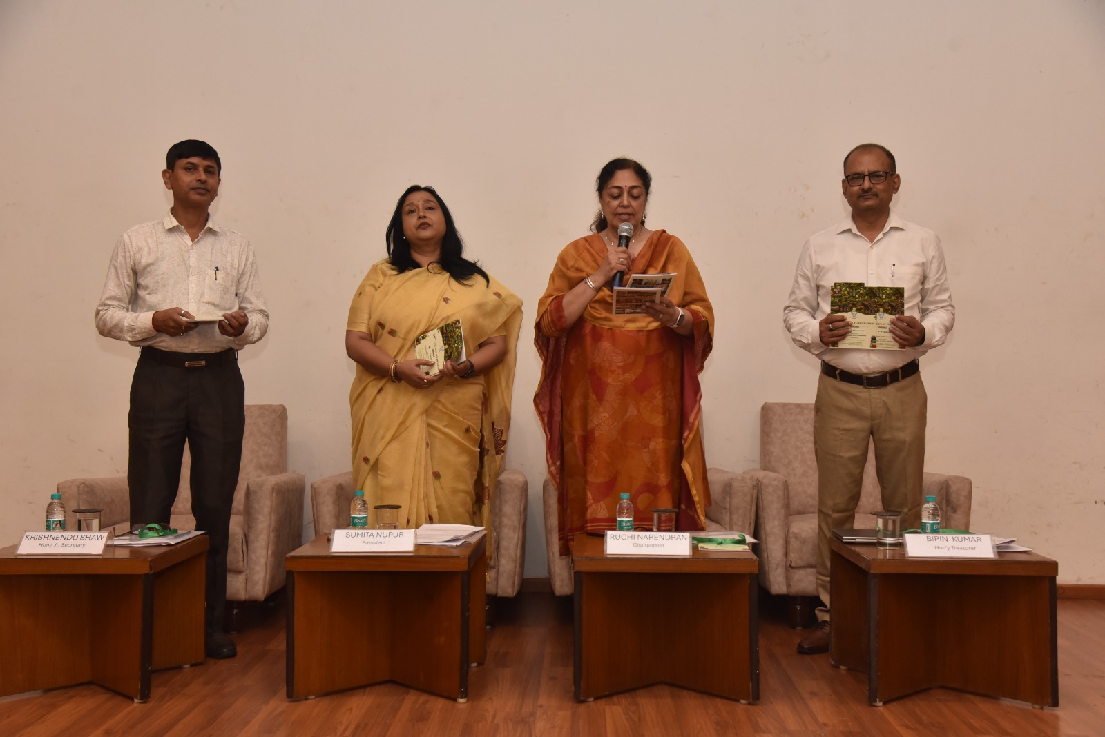 Jamshedpur horticultural society-हॉर्टिकल्चरल सोसाइटी जमशेदपुर की 10वीं वार्षिक आम सभा आयोजित, अतुल भटनागर बने पदेन चेयरपर्सन,चित्रा शर्मा को अध्यक्ष और सुकन्या दास को महासचिव की जिम्मेदारी, बागवानी, पर्यावरण संरक्षण और सदस्य सहभागिता बढ़ाने पर जोर Jamshedpur horticultural society-हॉर्टिकल्चरल सोसाइटी जमशेदपुर की 10वीं वार्षिक आम सभा आयोजित, अतुल भटनागर बने पदेन चेयरपर्सन,चित्रा शर्मा को अध्यक्ष और सुकन्या दास को महासचिव की जिम्मेदारी, बागवानी, पर्यावरण संरक्षण और सदस्य सहभागिता बढ़ाने पर जोर