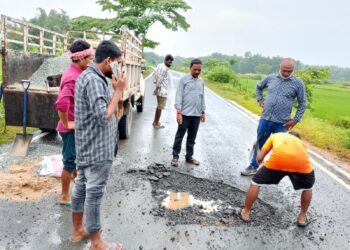 jamshedpur rural-चाकुलिया – माटिहाना जर्जर सड़क की मरम्मत शुरू, जिप सदस्य ने जिला स्तरीय बैठक में रखी थी मरम्मत की मांग
